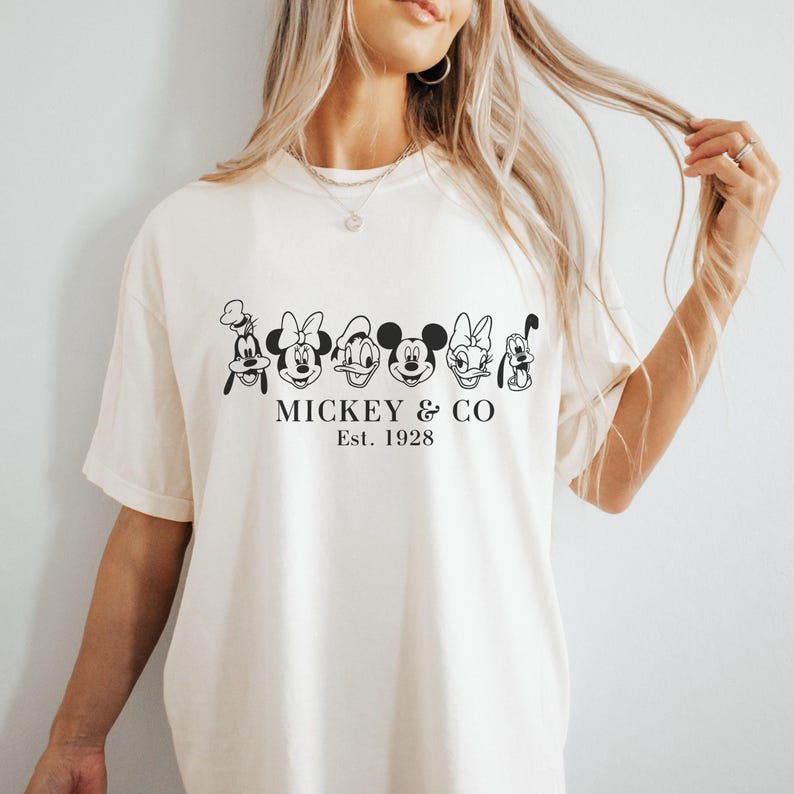 Comfort Color® Disney Couple Shirts, Mickey and Friends Mickey Co est 1928, Magic Kingdom Shirt, Disney trip 2026 Disney Matching Tee 00126 afbeelding 3