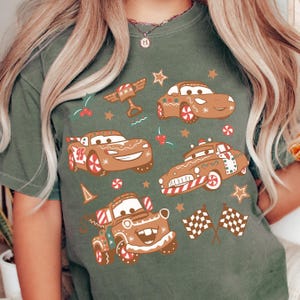 Comfort Color® Disney Tow Mater Coquette Bow Christmas Shirt Lightning McQueen Xmas tee Disney trip Doc Hudson Disney trip Shirt 001003 画像 4