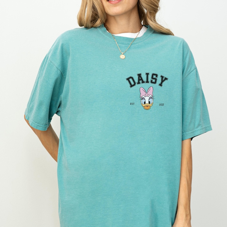 Disney Comfort Color, Retro Daisy Duck Shirt, Daisy Duck Trip Shirt, Daisy est 1940 Shirt, Disney Girl Trip Shirt, Disney Vacation 00180 Bild 3