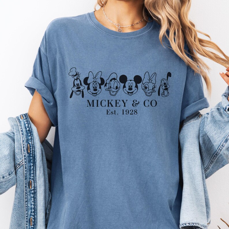Comfort Color® Disney Couple Shirts, Mickey and Friends Mickey Co est 1928, Magic Kingdom Shirt, Disney trip 2026 Disney Matching Tee 00126 afbeelding 2