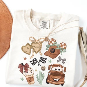 Camiseta Comfort Color® Disney Tow Mater Coquette Bow para Halloween, camiseta de otoño de Lightning McQueen, camiseta de viaje a Disney Doc Hudson, camiseta de viaje a Disney 00931 imagen 3