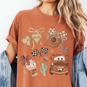 Camiseta Comfort Color® Disney Tow Mater Coquette Bow para Halloween, camiseta de otoño de Lightning McQueen, camiseta de viaje a Disney Doc Hudson, camiseta de viaje a Disney 00931 imagen 6
