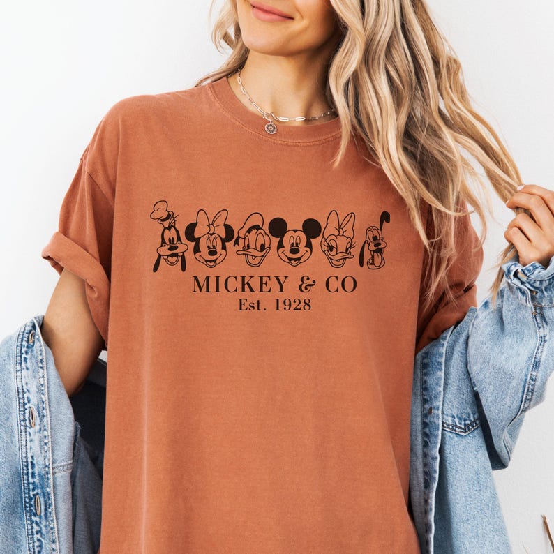Comfort Color® Disney Couple Shirts, Mickey and Friends Mickey Co est 1928, Magic Kingdom Shirt, Disney trip 2026 Disney Matching Tee 00126 afbeelding 4