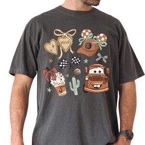 Camiseta Comfort Color® Disney Tow Mater Coquette Bow para Halloween, camiseta de otoño de Lightning McQueen, camiseta de viaje a Disney Doc Hudson, camiseta de viaje a Disney 00931 imagen 8