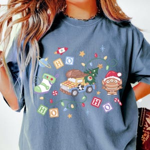 Comfort Color® Disney Pixar Toy Story Christmas Shirt Woody Shirt Pizza Planet shirt Buzz Hamm Rex Tee Magic Kingdom Disneyland trip 001145 imagem 8