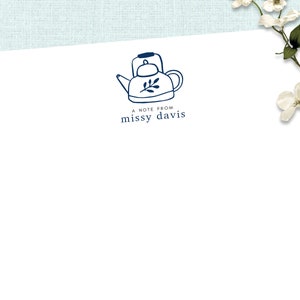 Könnte beinhalten: Eine weiße Karte mit einer blauen Teekannen-Illustration und dem Text "A note from missy davis".