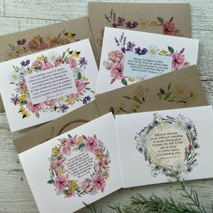 Może przedstawiać: Kolekcja kwiatowych kartek okolicznościowych z wersetami biblijnymi. Każda karta zawiera akwarelowy wieniec kwiatowy w odcieniach różu, fioletu i żółci. Kartki znajdują się na tle papieru typu kraft, z tekstem z Biblii.