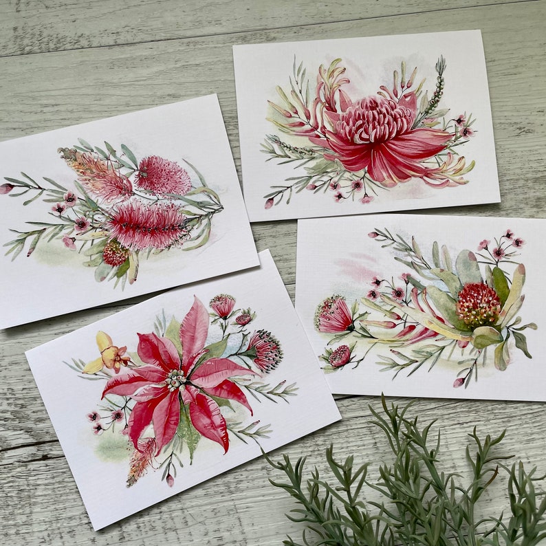 Op de afbeelding: Vier aquarellen van verschillende roze en rode bloemen op wit karton. De bloemen zijn realistisch geschilderd en worden omringd door groene bladeren.