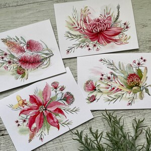 Op de afbeelding: Vier aquarellen van roze en rode bloemen op wit karton. De bloemen zijn realistisch geschilderd en hebben een delicate, vrouwelijke uitstraling.