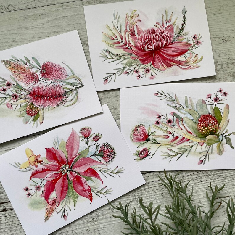 Op de afbeelding: Vier aquarellen van roze en rode bloemen op wit karton. De bloemen zijn realistisch geschilderd en hebben een delicate, vrouwelijke uitstraling.