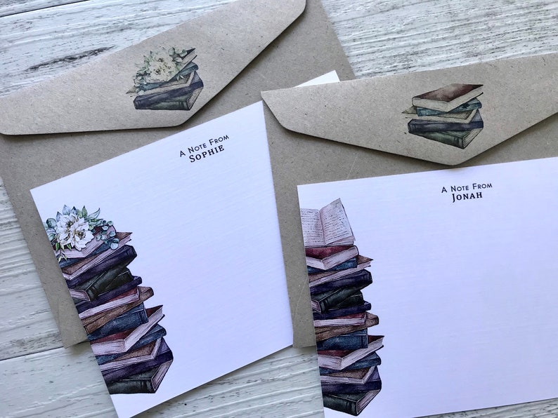 Puede incluir: Dos tarjetas blancas con una ilustraci&oacute;n de una pila de libros y flores. La tarjeta superior dice "A Note From Sophie" y la tarjeta inferior dice "A Note From Jonah".