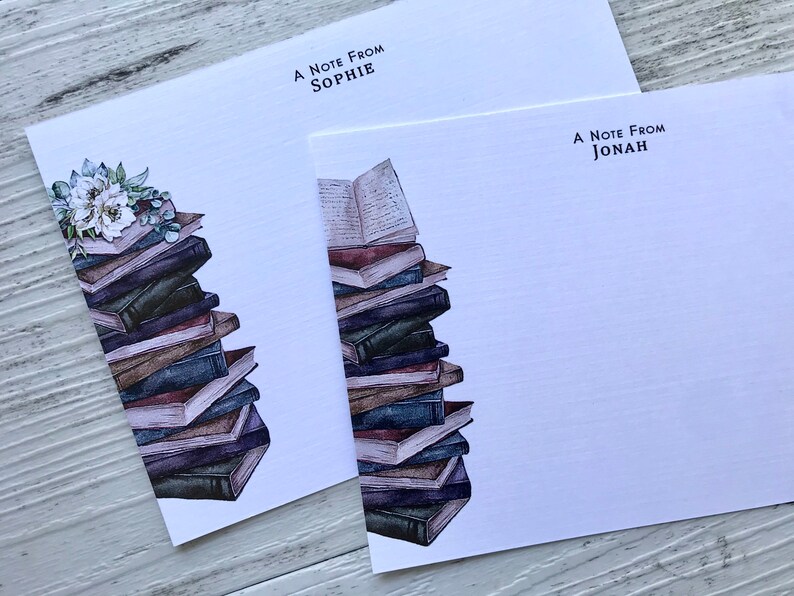 Puede incluir: Dos tarjetas blancas con una ilustraci&oacute;n de una pila de libros. La tarjeta superior dice "A Note From Sophie" y la tarjeta inferior dice "A Note From Jonah".