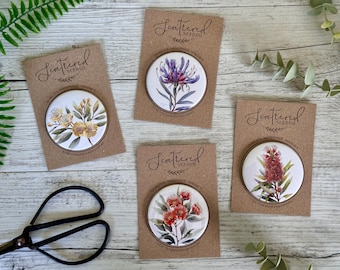 Kolekcja magnesów na lodówkę AUSTRALIAN FLORAL – zestaw B – duże magnesy z motywem australijskich kwiatów, 55 mm – 4 wzory – zestaw magnesów na upominek na imprezę