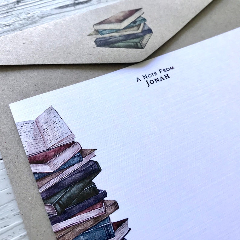 Puede incluir: Una tarjeta blanca con una pila de libros ilustrada en el lado izquierdo. La tarjeta tiene el texto "A Note From Jonah" en la parte superior.