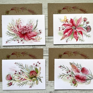 Op de afbeelding: Set van vier blanco wenskaarten met aquarel illustraties van roze en rode Australische inheemse bloemen. De kaarten zijn gedrukt op wit karton en hebben bruine enveloppen.