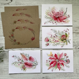 Op de afbeelding: Set van zes blanco wenskaarten met aquarel illustraties van roze en witte bloemen. De kaarten zijn gedrukt op bruin kraftpapier en hebben een rustieke, natuurlijke uitstraling.
