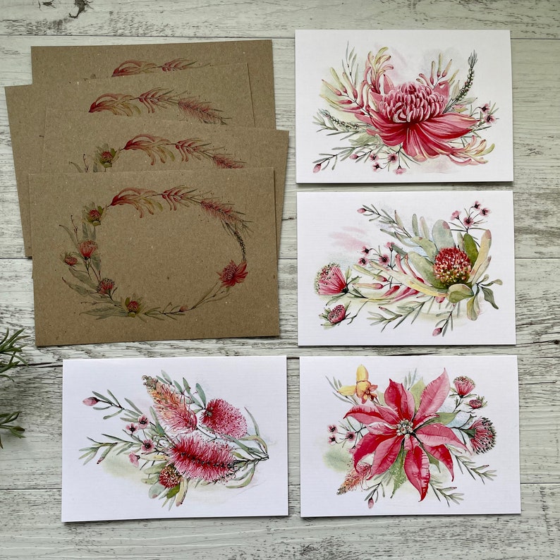Op de afbeelding: Set van zes blanco wenskaarten met aquarel illustraties van roze en witte bloemen. De kaarten zijn gedrukt op bruin kraftpapier en hebben een rustieke, natuurlijke uitstraling.