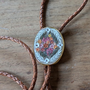 Individuelle Blumen Bolokrawatte: Handgemachte Westernkleidung Bild 19