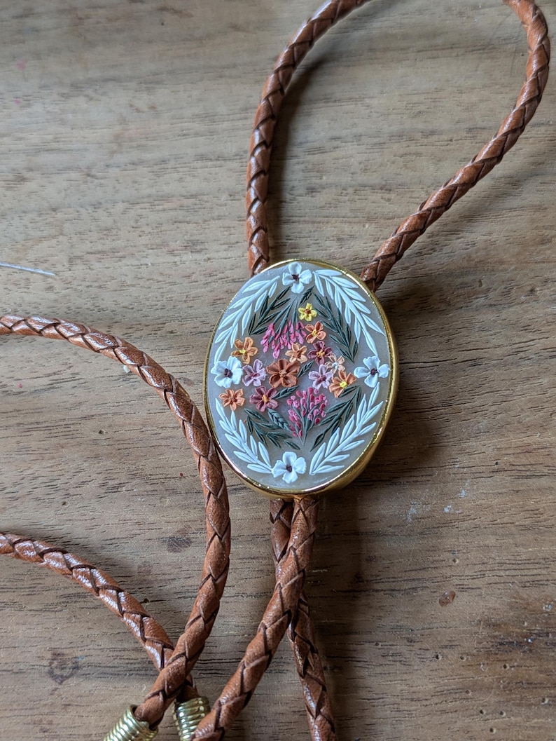 Individuelle Blumen Bolokrawatte: Handgemachte Westernkleidung Bild 19