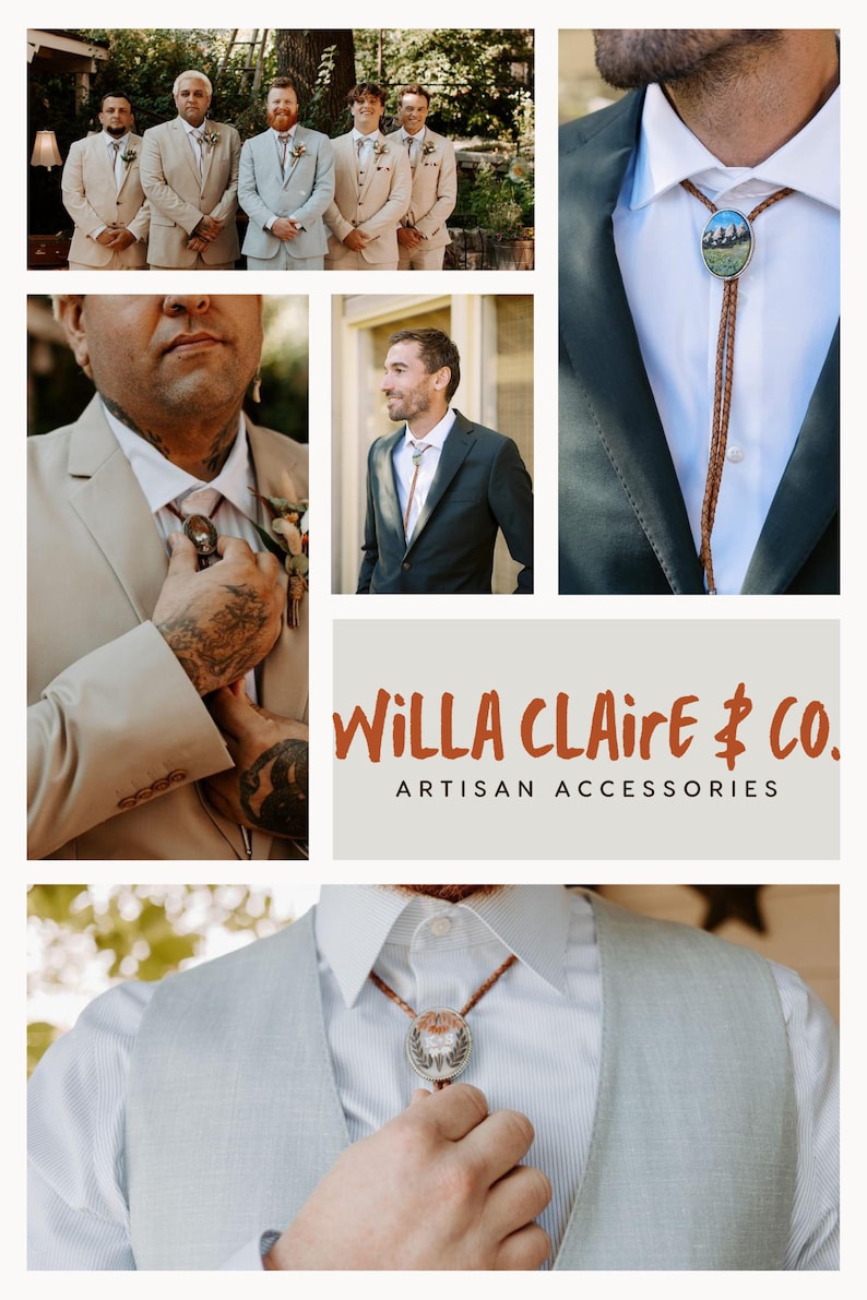 K&ouml;nnte beinhalten: Eine Collage aus Bildern, die M&auml;nner mit Bolo-Krawatten zeigen. Die Bolo-Krawatten haben verschiedene Designs, darunter eine Berglandschaft und ein Blumenmuster. Der Text "WILLA CLAIRE & CO. ARTISAN ACCESSORIES" wird in der Mitte der Collage angezeigt.