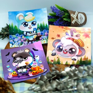 Pode incluir: Três impressões ilustradas de personagens de animais. A primeira impressão apresenta um animal azul e branco com uma coroa e um livro, sentado em uma rocha em um ambiente de floresta. A segunda impressão apresenta um animal branco com uma coroa e olhos grandes, pendurado de cabeça para baixo em um galho. A terceira impressão apresenta um animal preto e branco com uma coroa e óculos, sentado em um trono em um ambiente assustador.