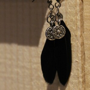 Boucles d'oreilles Sauvage courtes / avec plumes pour oreilles percées ACTUELLEMENT disponible en rose grenat image 9