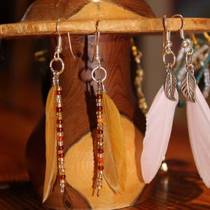 Boucles d'oreilles Sauvage courtes / avec plumes pour oreilles percées ACTUELLEMENT disponible en rose grenat image 7