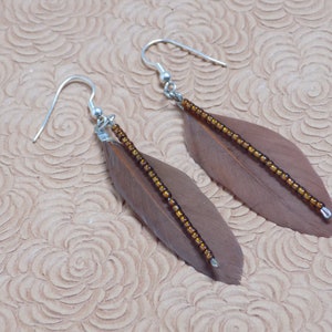 Boucles d'oreilles Sauvage courtes / avec plumes pour oreilles percées ACTUELLEMENT disponible en rose grenat image 3