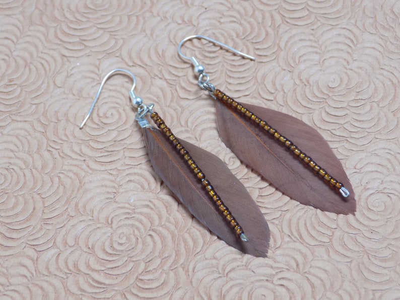 Boucles d'oreilles Sauvage courtes / avec plumes pour oreilles percées ACTUELLEMENT disponible en rose grenat image 3