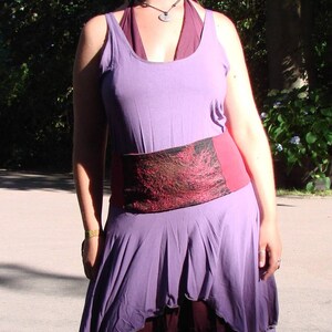 Kurzes Gänseblümchenkleid aus hellrosa und lila Viskose
