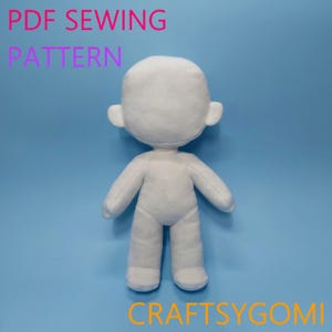 Pode incluir: Um corpo de boneca de pelúcia branca com braços, pernas e orelhas, sobre um fundo azul. O texto "PDF SEWING PATTERN" é rosa e "CRAFTSYGOMI" é laranja.