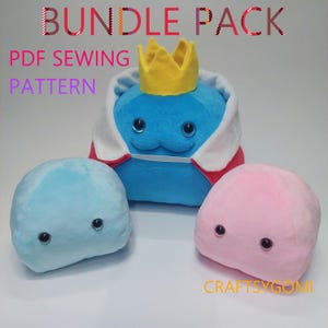 Puede incluir: Un paquete de peluches en azul, celeste y rosa. El peluche azul tiene una corona amarilla y una capa blanca y roja. El texto "BUNDLE PACK" y "PDF SEWING PATTERN" son visibles.