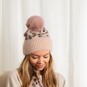 Djurmönstrad bobblehatt med fuskpälspompom | Vinterkollektionens mössa