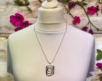 Elegant Spiral Drop Necklace: Chic Twisted Design