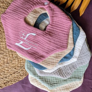 Double gauze baby bib – personalized with the child&#39;s first name