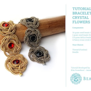 Könnte beinhalten: Nahaufnahme eines handgefertigten Armbands mit blumenförmigen Elementen. Die Blumen bestehen aus goldfarbenen Perlen und haben rote oder schwarze Kristallzentren. Der Text "Tutorial Bracelet Crystal Flowers" ist ebenfalls zu sehen.