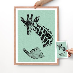 Giraffe Print Druck. Grußkarte. Wanddekoration. Lese Geschenke. Tierbuch-Liebhaber-Geschenk. Lustige Wandkunst . Gerahmtes Poster