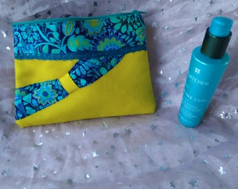 pochette trousse maquillage soin femme COULEURS et DOUCEUR en suedine jaune, noeud en tissus fleurs tons vert bleu dentelle turquoise cadeau