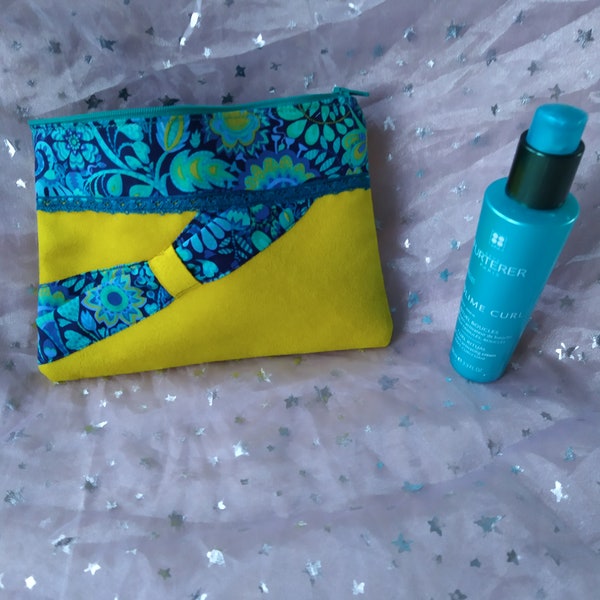 pochette trousse maquillage soin femme COULEURS et DOUCEUR en suedine jaune, noeud en tissus fleurs tons vert bleu dentelle turquoise cadeau