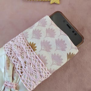 Telefoonhoesje van ivoorkleurig kunstleer en ginko-stof met roze kant, kerstcadeau-idee voor dames