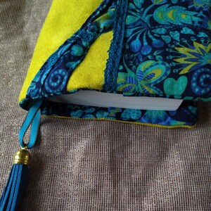 Buchschutz, Bucheinband, Lesezeichen für Damen, gelbes Wildleder, Schleife, floraler Baumwollstoff, grün, blau, türkis, Spitze, Geschenk für Leserin