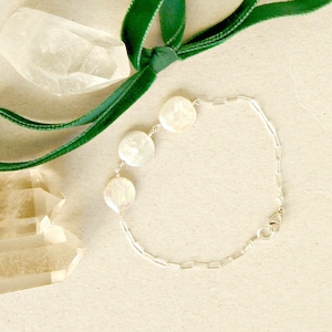 A single fine woman or child bracelet in 925 silver with baroque culture beads