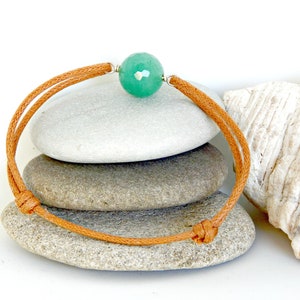 A men&#39;s or women&#39;s bracelet with a 12mm green aventurine on silver and adjustable cord
