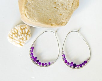 Elongated silver creole earrings with weaving of natural amethyst stones