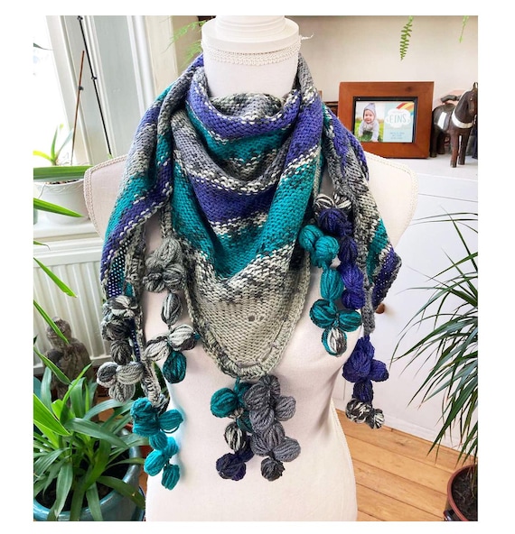 手編み　コサージュ付き三角ショール　グレー×ブルー S-6》手編み＊お花コサージュ付き大判三角ショール＊150×71