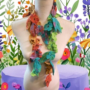 Collana con scialle a fiori e foglie sfumate verde-beige-marrone - Accessorio in stile boho