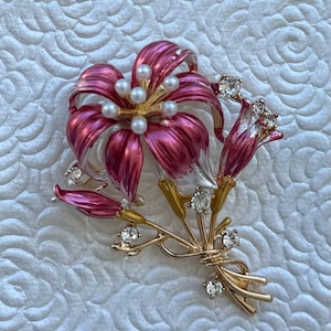 Lovely vintage  style  flower brooch