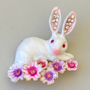 Adorable  vintage style bunny brooch