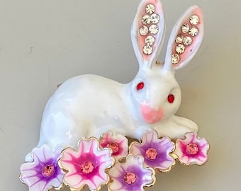 Adorable  vintage style bunny brooch