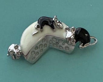Spilla in stile vintage raffigurante tre topolini che mangiano formaggio.